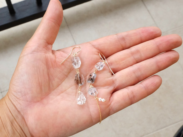 [冬季新作品]雙石水晶3石不對稱耳環更換耳環 第5張的照片