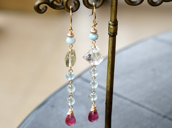 [冬天的新作品]長耳環，耳環可以改變粉紅色藍寶石和海藍寶石 第2張的照片
