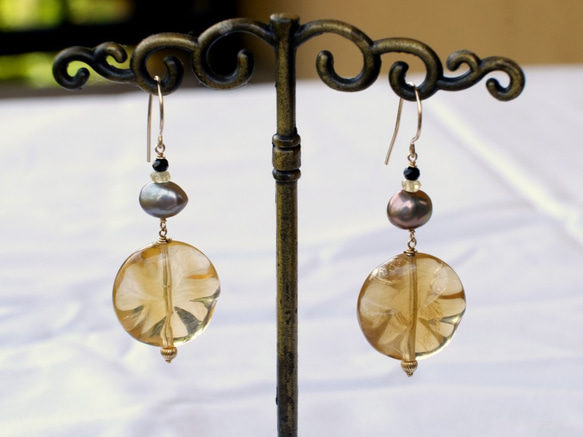 【14kgf·天然石材】金色花崗岩和孔雀色珍珠的耳環/耳環可更換 第4張的照片