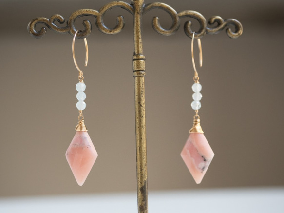 [14kgf，天然石]鑽石形狀的粉紅色蛋白石和海藍寶石穿孔耳環可以更換 第3張的照片