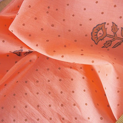 ブロックプリントインドコットン「ピンドットと花（オレンジ）」　50cm 3枚目の画像
