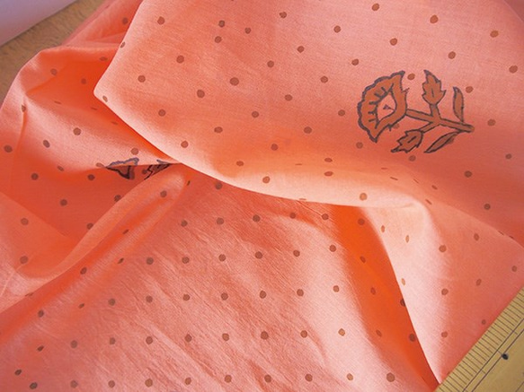 ブロックプリントインドコットン「ピンドットと花（オレンジ）」　50cm 3枚目の画像