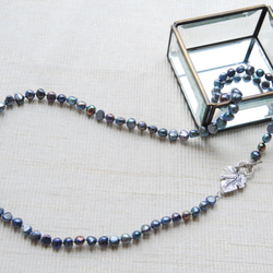 藏青色珍珠長項鍊 82 厘米葡萄葉壁爐架 第1張的照片