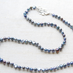 藏青色珍珠長項鍊 82 厘米葡萄葉壁爐架 第2張的照片