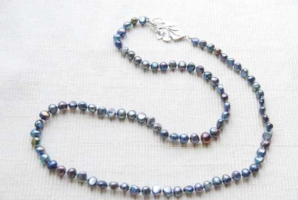 藏青色珍珠長項鍊 82 厘米葡萄葉壁爐架 第2張的照片