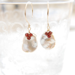 花瓣罌粟珍珠和紅色石榴石果實耳環 14kgf 第1張的照片