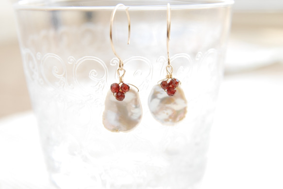 花瓣罌粟珍珠和紅色石榴石果實耳環 14kgf 第1張的照片