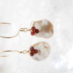花瓣罌粟珍珠和紅色石榴石果實耳環 14kgf 第2張的照片