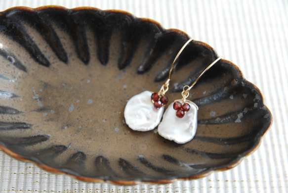 花瓣罌粟珍珠和紅色石榴石果實耳環 14kgf 第3張的照片