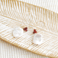 花瓣罌粟珍珠和紅色石榴石果實耳環 14kgf 第4張的照片