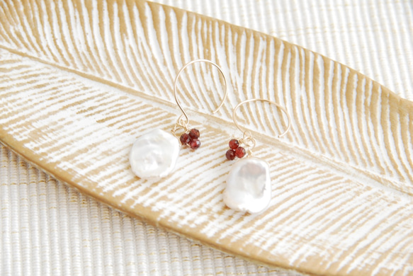 花瓣罌粟珍珠和紅色石榴石果實耳環 14kgf 第4張的照片