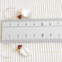 花瓣罌粟珍珠和紅色石榴石果實耳環 14kgf 第5張的照片
