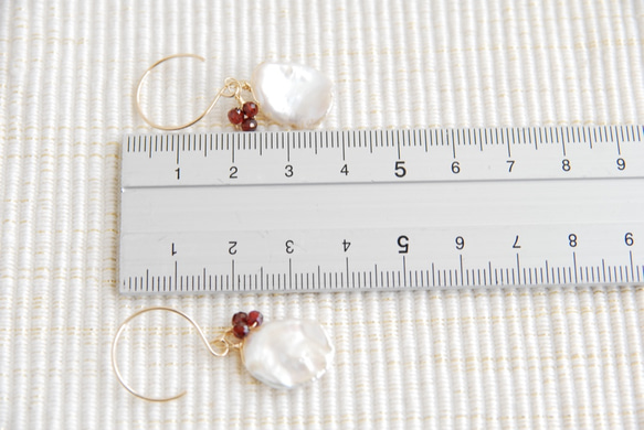 花瓣罌粟珍珠和紅色石榴石果實耳環 14kgf 第5張的照片