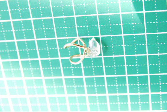 ハーキマーダイヤモンド水晶のイヤカフ　金色 4枚目の画像