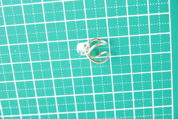 ハーキマーダイヤモンド水晶のイヤカフ　金色 5枚目の画像