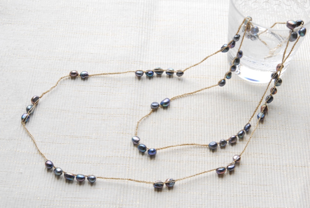 ネイビーブルーバロックパールのクロシェネックレス　ゴールド
