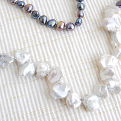 亮銀色罌粟和藍色的珍珠長項鍊 第4張的照片