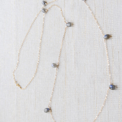 宝石質ラブラドライトと小さいパールのロングネックレス（１４kgf） 4枚目の画像