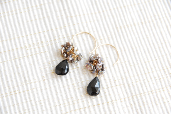 黑色尖晶石和罌粟珍珠尖耳環14kgf 第1張的照片