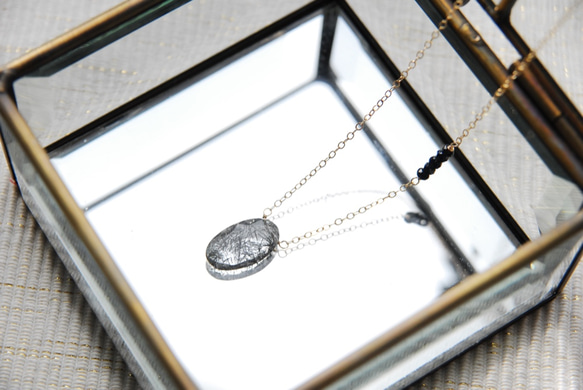 宝石質　大きめトルマリンインクォーツのネックレス　オーバルカット　１４kgf 2枚目の画像