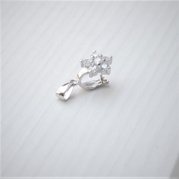 【再版】号数が合わなくなった大切なリングをネックレスに ジルコニア入りフラワーモチーフ 安心安全のステンレスチェーンつき 4枚目の画像