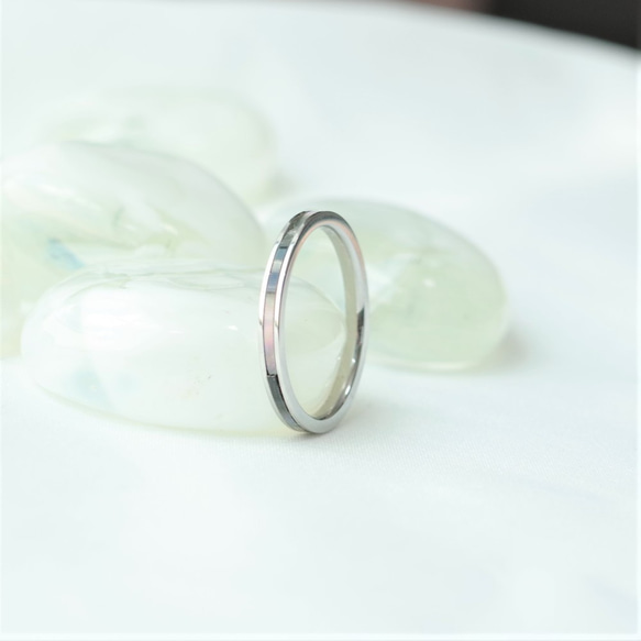 レインボーブラックシェルリング   肌に安心 アレルギーフリーなサージカルステンレス 刻印 名入れ ご褒美 2枚目の画像