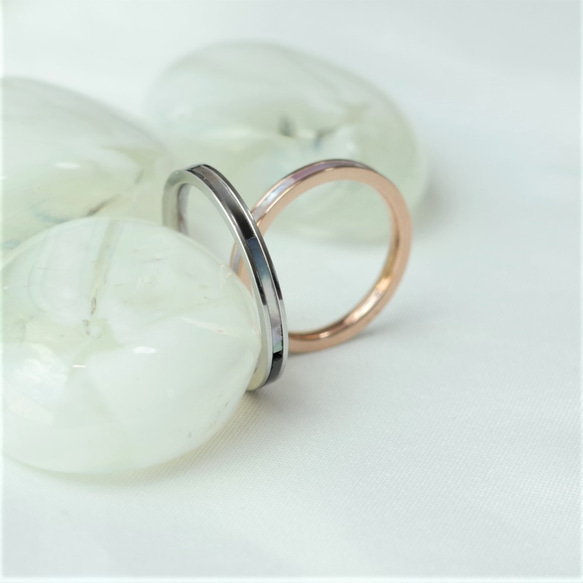 【1番人気★刻印可】オーロラ・レインボーカラーに輝くシェルリング   結婚指輪 肌に安心 アレルギーフリーなステンレス 6枚目の画像