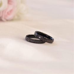 【新作・ブラックハワイアンペアリング】名入れ・刻印ができる ステンレスリング サージカル 結婚指輪 【2本ペア価格】　 3枚目の画像