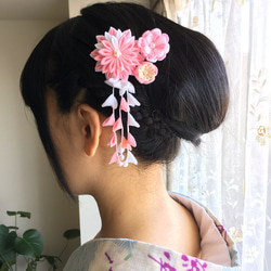 【つまみ細工】ピンクと白の花モチーフの髪飾り（ヘアクリップ） 2枚目の画像