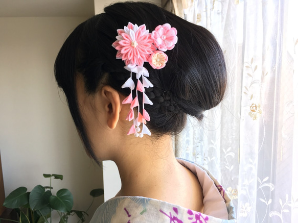 【つまみ細工】ピンクと白の花モチーフの髪飾り（ヘアクリップ） 2枚目の画像