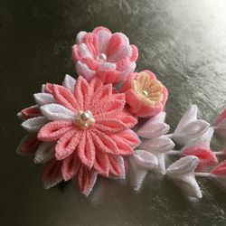 【つまみ細工】ピンクと白の花モチーフの髪飾り（ヘアクリップ） 3枚目の画像