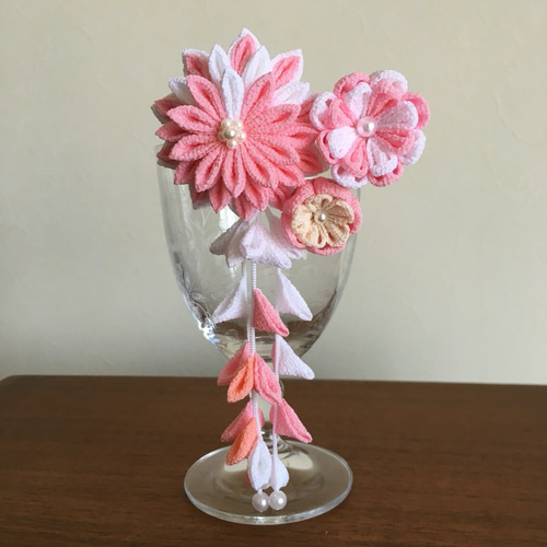 つまみ細工】ピンクと白の花モチーフの髪飾り（ヘアクリップ