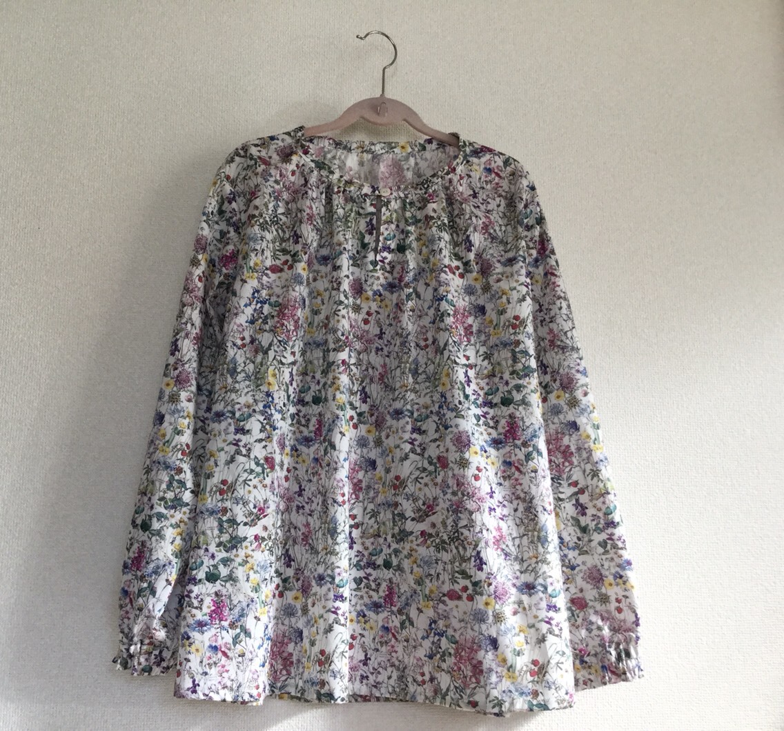 オーダー受付中▪︎リバティ ワイルドフラワーズ ギャザーブラウス／ハンドメイド ギャザー袖のブラウス【リバティ/ワイルドフラワーズ】 - petit-sugar