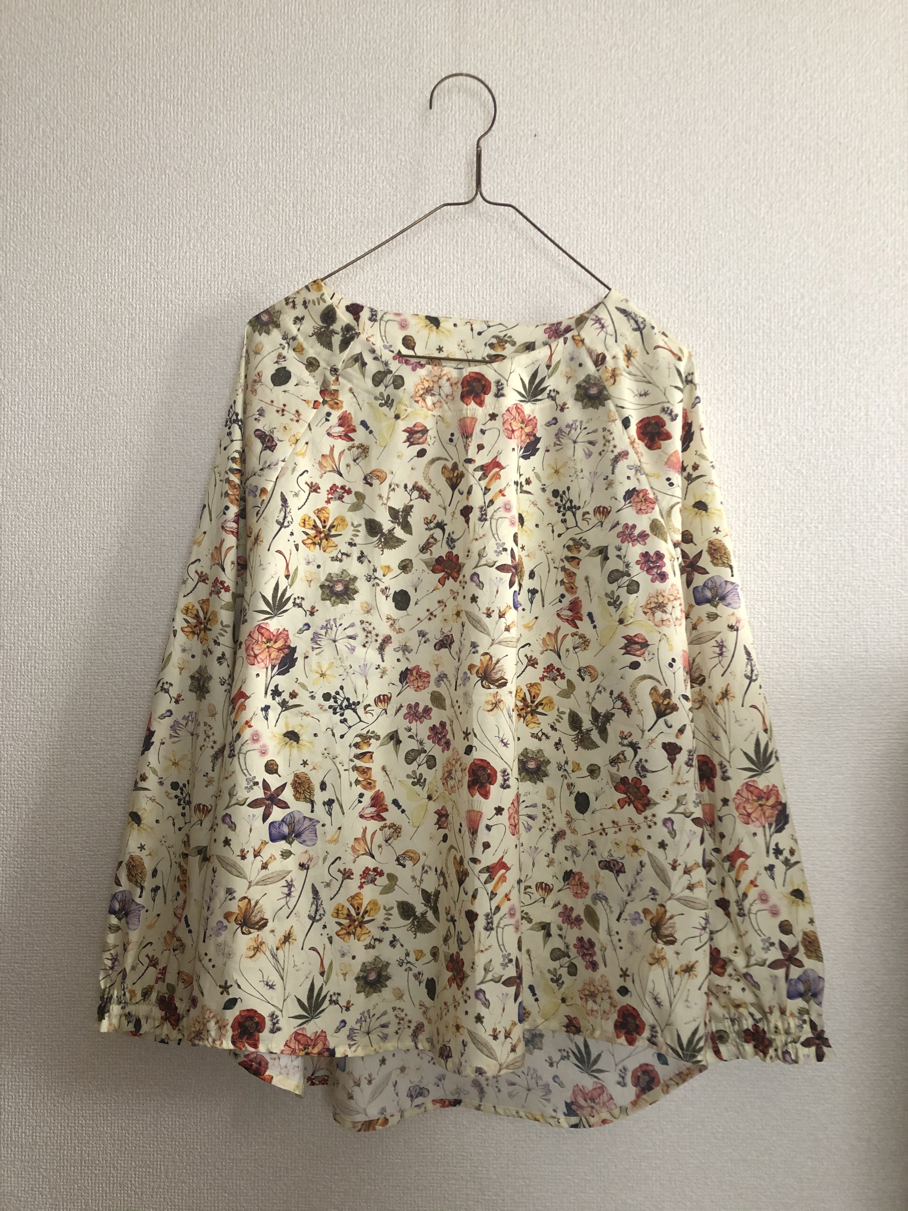 フローラルイヴ　ラグランブラウス