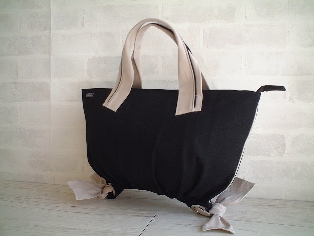 ぽってりボトムのバッグ　ブラック/サンドベージュ