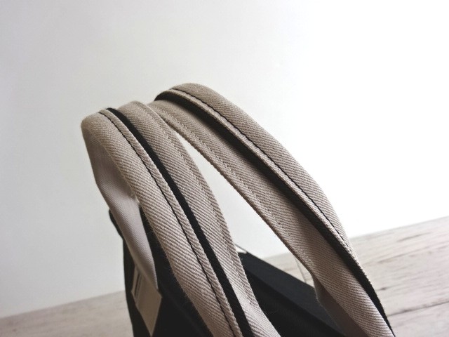 ぽってりボトムのバッグ　ブラック/サンドベージュ