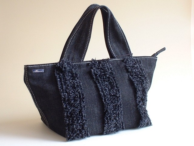 デニム フリンジ の トートバッグ  ブラック　ファスナー付き　マチ広め