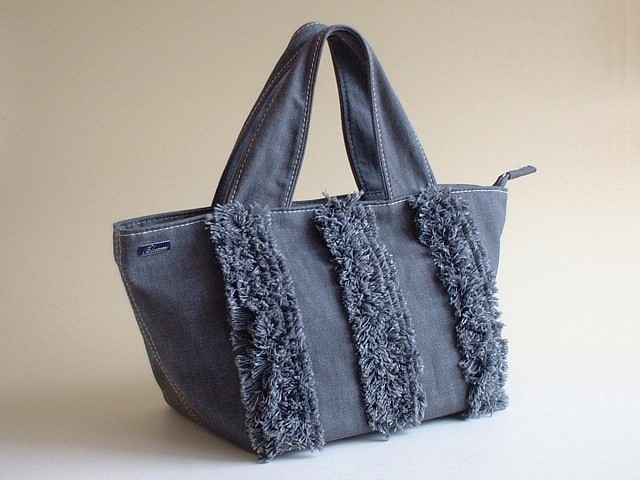 デニム フリンジ の トートバッグ  グレー　ファスナー付き　マチ広め