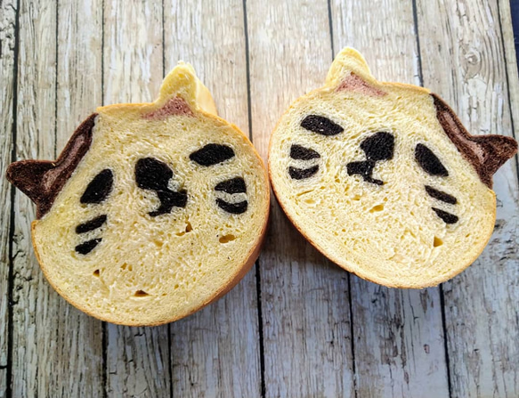 可愛い食パン。デコ食パン！ペンギンさんの食パン。金太郎飴みたいな切っても切っても可愛らしい絵柄が！天然着色料使用 3枚目の画像