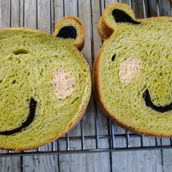 可愛い食パン。デコ食パン！カエルさんの食パン。金太郎飴みたいな切っても切っても可愛らしい絵柄 5枚目の画像