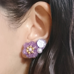 紫のお花とラインストーンのイヤリング_イヤーカフ型 3枚目の画像