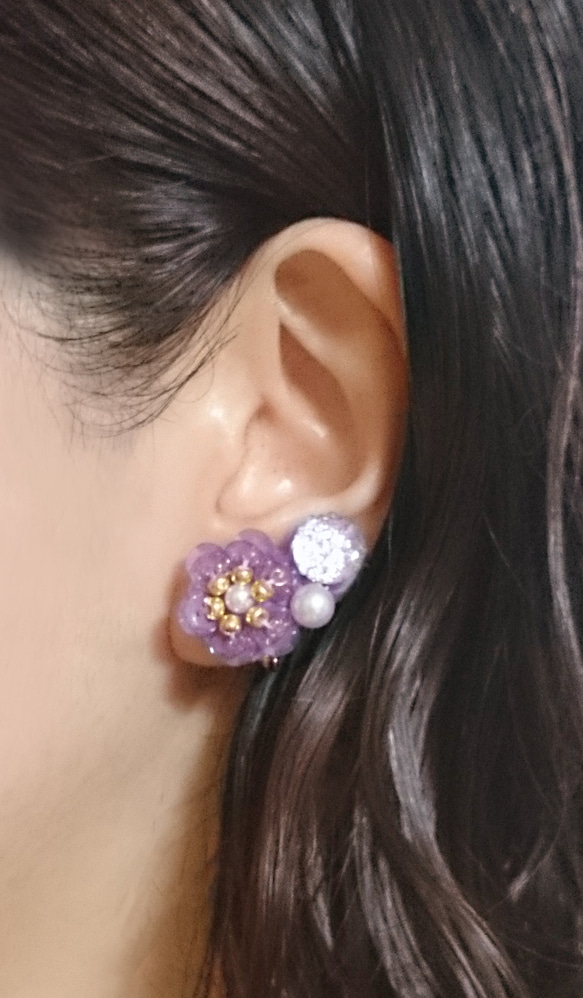 紫のお花とラインストーンのイヤリング_イヤーカフ型 3枚目の画像