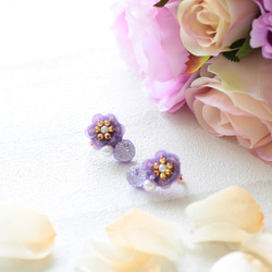 紫のお花とラインストーンのイヤリング_イヤーカフ型 2枚目の画像