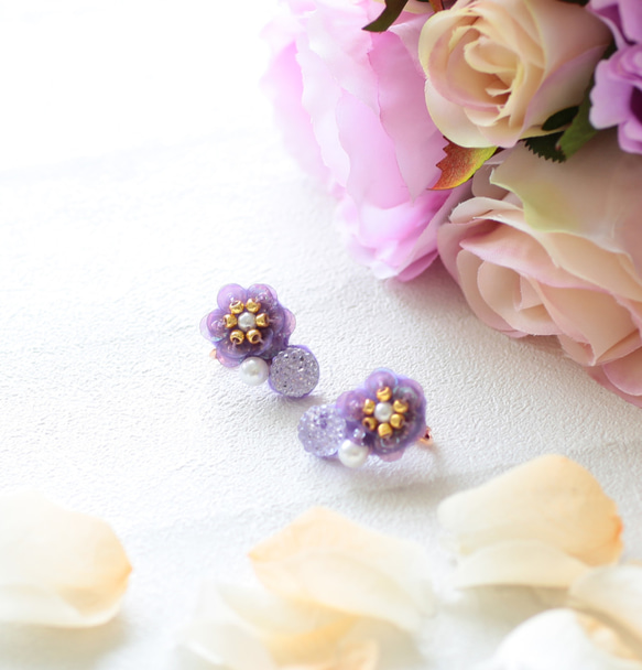 紫のお花とラインストーンのイヤリング_イヤーカフ型 2枚目の画像
