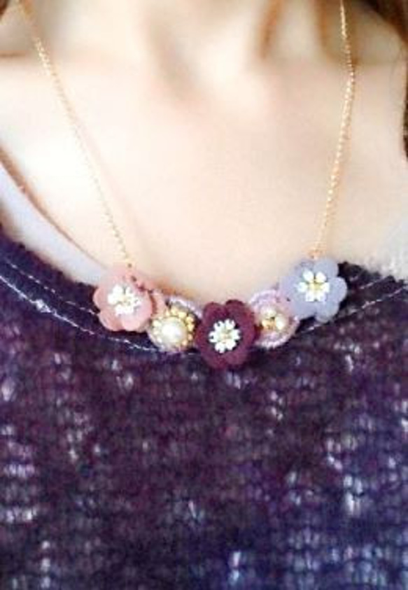 【再販3】ビーズ刺繍とふわふわフェルト＊紫色のお花ネックレス 5枚目の画像