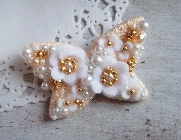 蝶々のビーズ刺繍ブローチ＊フェルトのお花とパールを添えて
