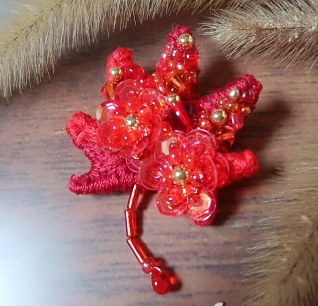 まなみんです　秋のブーケブローチ＋紅葉の立体刺繍ブローチ