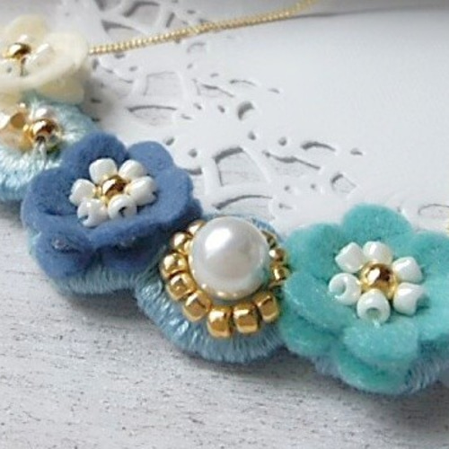 秋のブルーカラー＊ビーズ刺繍とふわふわフェルトのお花