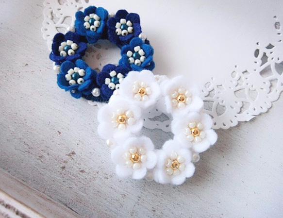 フェルトのお花のビーズ刺繍ブローチ＊まんまるリース型/ホワイト