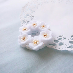 フェルトのお花のビーズ刺繍ブローチ＊まんまるリース型/ホワイト 3枚目の画像